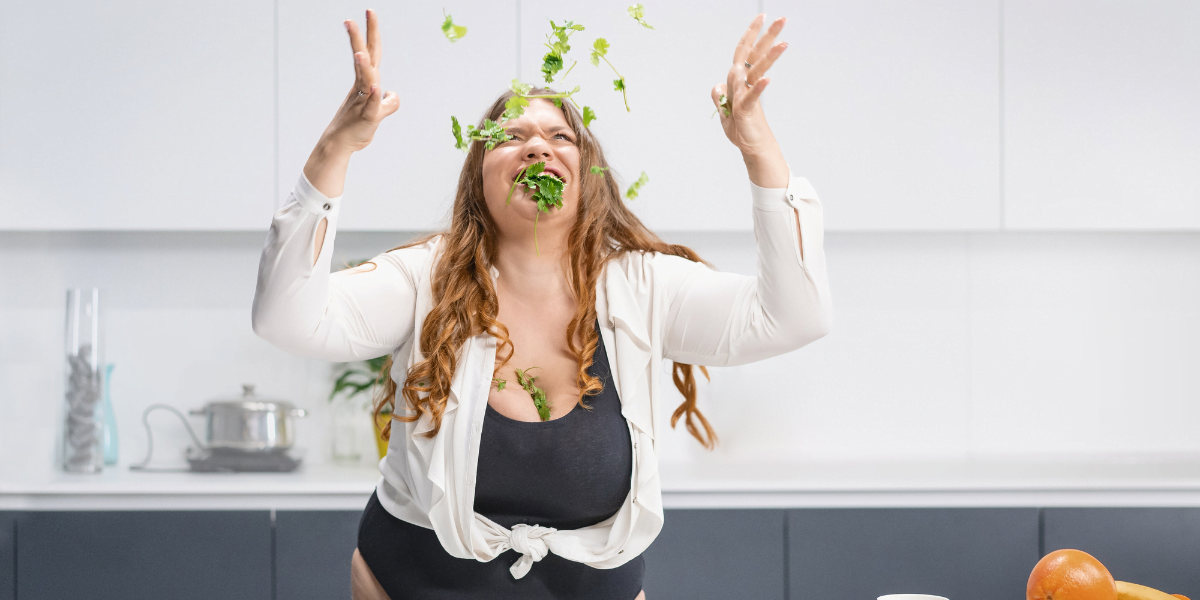 femme en surpoids qui mange